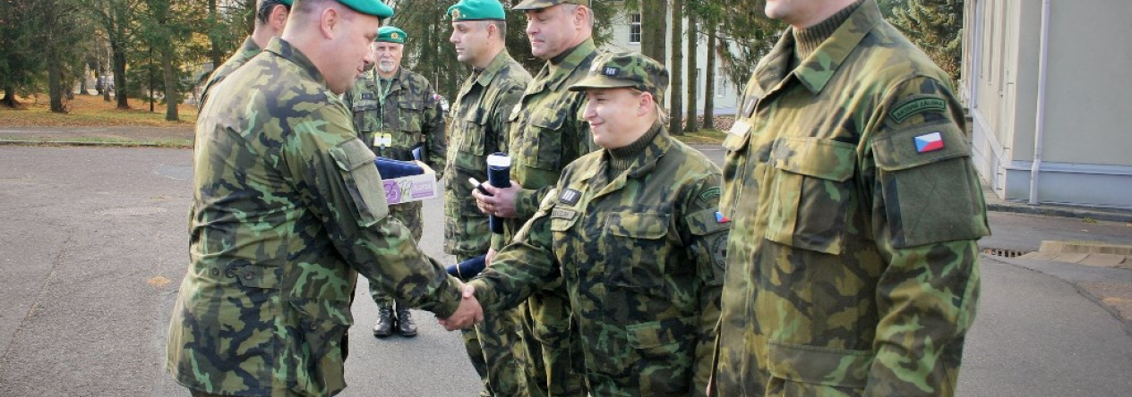 general_bubenik_predava_cestne_odznaky.jpg