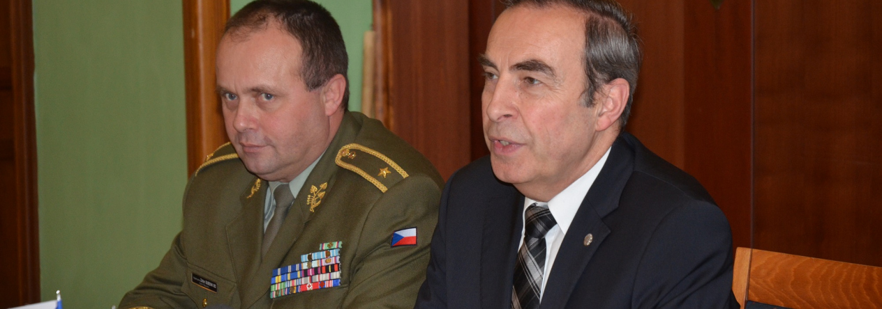 brigadni_general_zoltan_bubenik_a_profesor_jiri_skalicky_na_konerenci_rutinni_analyza_nukleovych_kyselin_2017.jpg