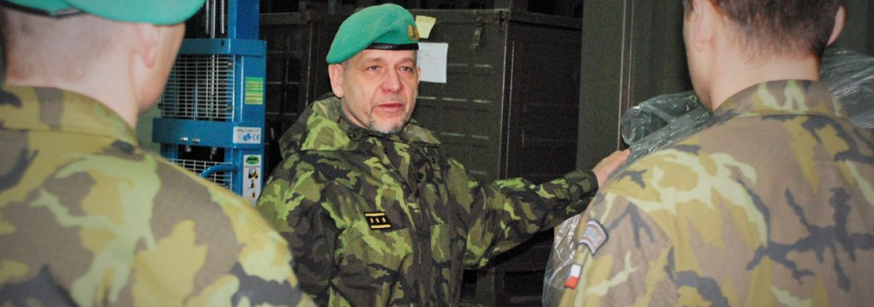 general_baloun_si_prohledl_take_prostory_uskladneni_polnich_nemocnic.jpg