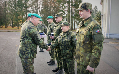 general_bubenik_predava_cestne_odznaky.jpg