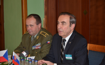 brigadni_general_zoltan_bubenik_a_profesor_jiri_skalicky_na_konerenci_rutinni_analyza_nukleovych_kyselin_2017.jpg