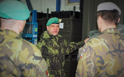 general_baloun_si_prohledl_take_prostory_uskladneni_polnich_nemocnic.jpg
