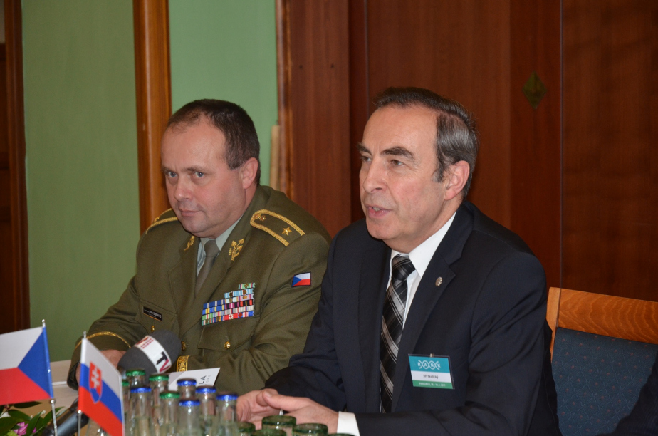 brigadni_general_zoltan_bubenik_a_profesor_jiri_skalicky_na_konerenci_rutinni_analyza_nukleovych_kyselin_2017.jpg
