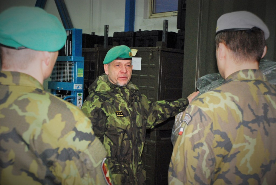 general_baloun_si_prohledl_take_prostory_uskladneni_polnich_nemocnic.jpg