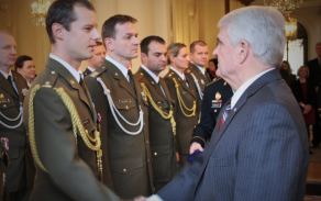 cesti_vojaci_obdrzeli_medaile_z_rukou_americkeho_velvyslance.jpg