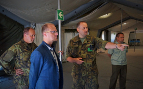 hejtman_netolicky_si_v_doprovodu_reditel_avzdr_generala_bubenika_a_ridiciho_cviceni_plukovnika_slechty_prohledl_koridor.jpg