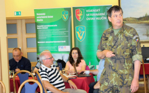 plukovnik_zakovcik_behem_prezentace_prace_vojenskych_veterinaru.jpg