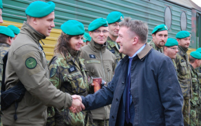 s_vojaky_se_prisel_rozloucit_slovinky_velvyslanec.jpg