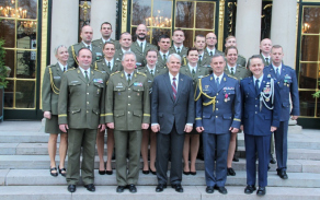 vyznamenana_jednotka_s_velvyslance_usa_a_zastupci_veleni_acr.jpg